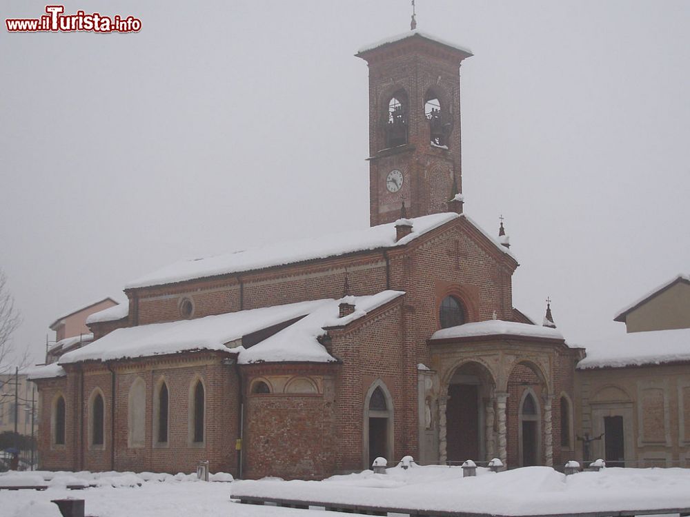 Immagine Nevicata in Lombardia: la Chiesa di Carpiano - © Gabriele Bellotti - CC BY 2.0, Wikipedia