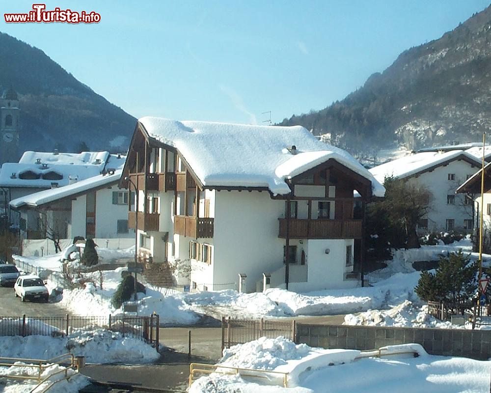 Immagine Una abbondante nevicata invernale nel centro di Tione di Trento in Trentino Di Original uploader was 4gbtione at it.wikipedia - Transferred from it.wikipedia; transferred to Commons by User:Fale using CommonsHelper., CC BY-SA 3.0, Collegamento
