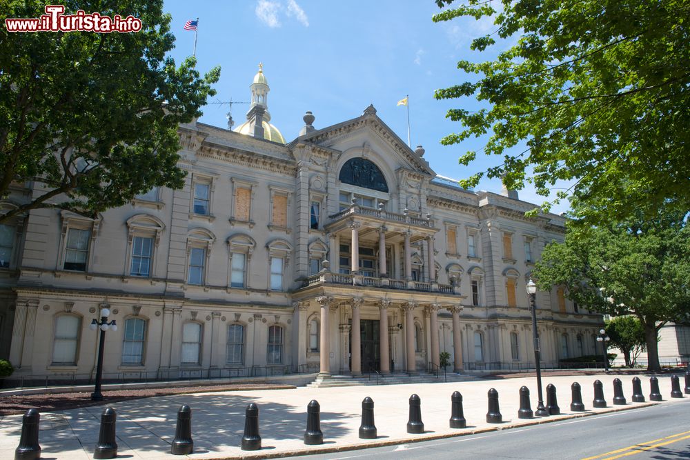 Immagine New Jersey State House a Trenton, USA. Questo edificio in stile rinascimentale americano risale al 1792 ed è il terzo palazzo più antico utilizzato per scopi legislativi negli Stati Uniti.