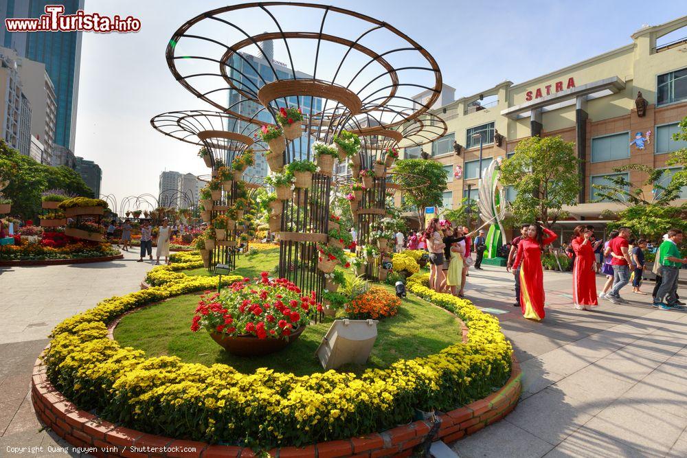 Immagine Nguyen Hue Street è una delle strade pedonali di Ho Chi Minh City (Vietnam), frequentata sia dai locali che dai turisti per una passeggiata - © Quang nguyen vinh / Shutterstock.com