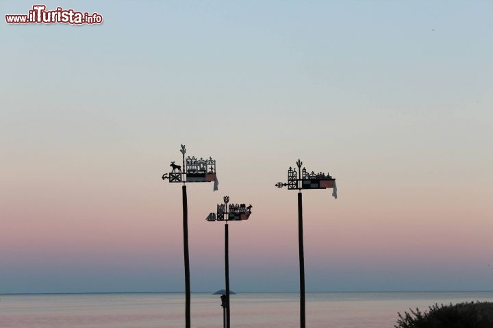 Immagine Banderuole segnavento al tramonto a Nida, sulla penisola Curlandese.