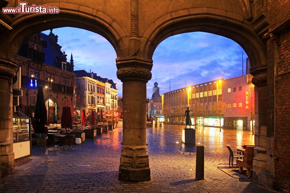 Immagine Nijmegen, Olanda: una vecchia porta fra Market Place e la chiesa di Santo Stefano al tramonto.