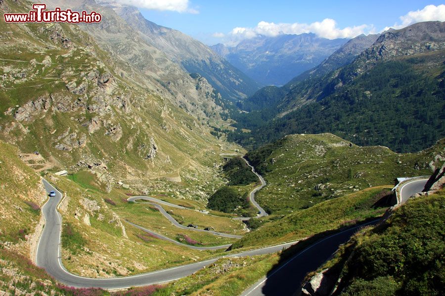 Immagine La strada del passo Nivolet, Ceresole Reale, Alta Valle dell'Orco, Piemonte  - © Alessandro Vecchi - CC BY-SA 3.0, Wikipedia