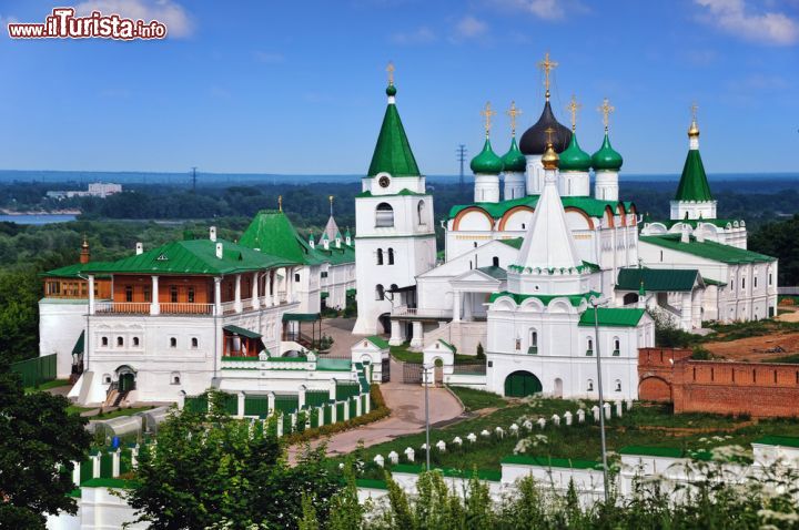 Immagine Nizhny Novgorod, Russia: il complesso del monastero Pechersky in estate. Si tratta di uno dei luoghi più suggestivi e apprezzati dai turisti di tutto il mondo - foto © M.V. Photography / Shutterstock.com