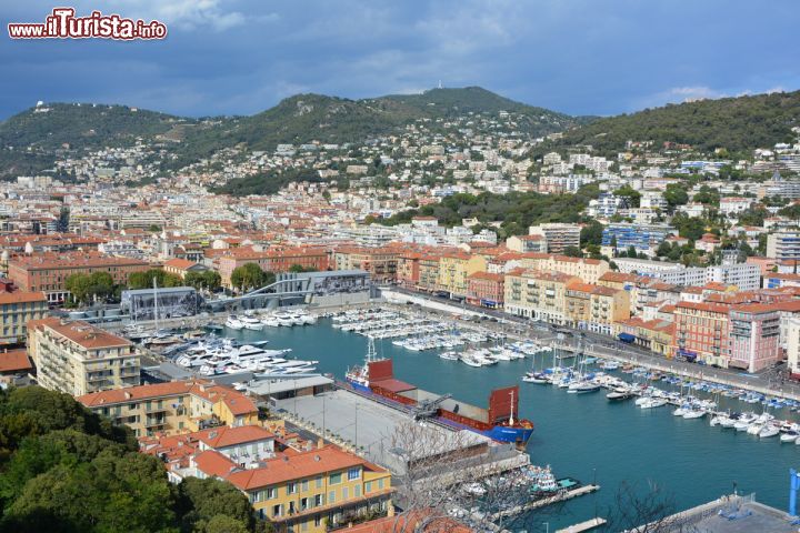 Immagine Il porto cittadino e le montagne della Costa Azzurra a Nizza, Francia. Una bella veduta dall'alto dell'elegante città francese con le montagne sullo sfondo.
