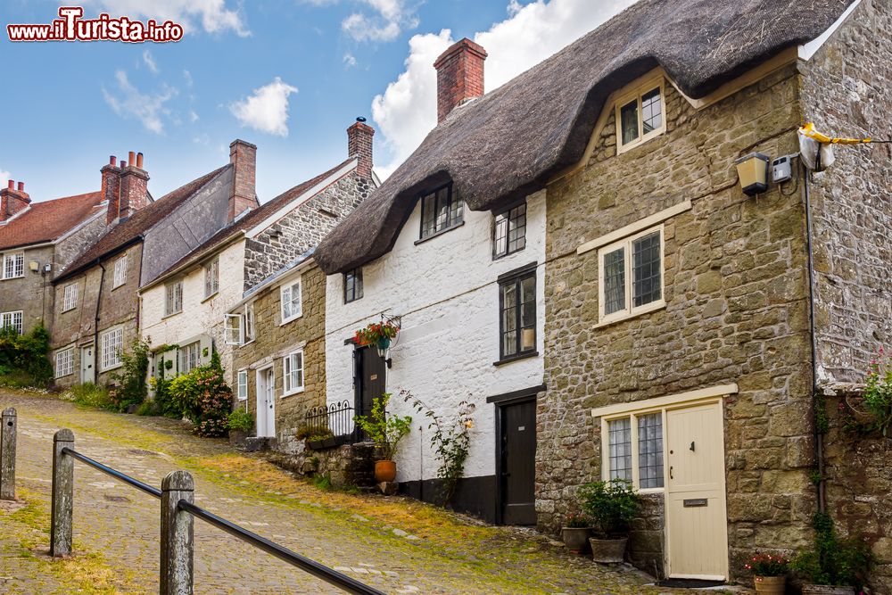 Immagine Uno scorcio fotografico dei cottages sulla Collina d'Oro di Shaftesbury, Dorset, Inghilterra. Il punto più famoso della cittadina è la Gold Hill che ospita le tipiche abitazioni di questa località del Dorset.