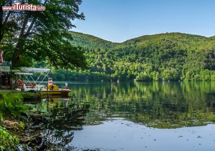 Immagine Il noleggio dei pedalò sul lago Piccolo di Monticchio in Basilicata- © canadastock/ Shutterstock.com