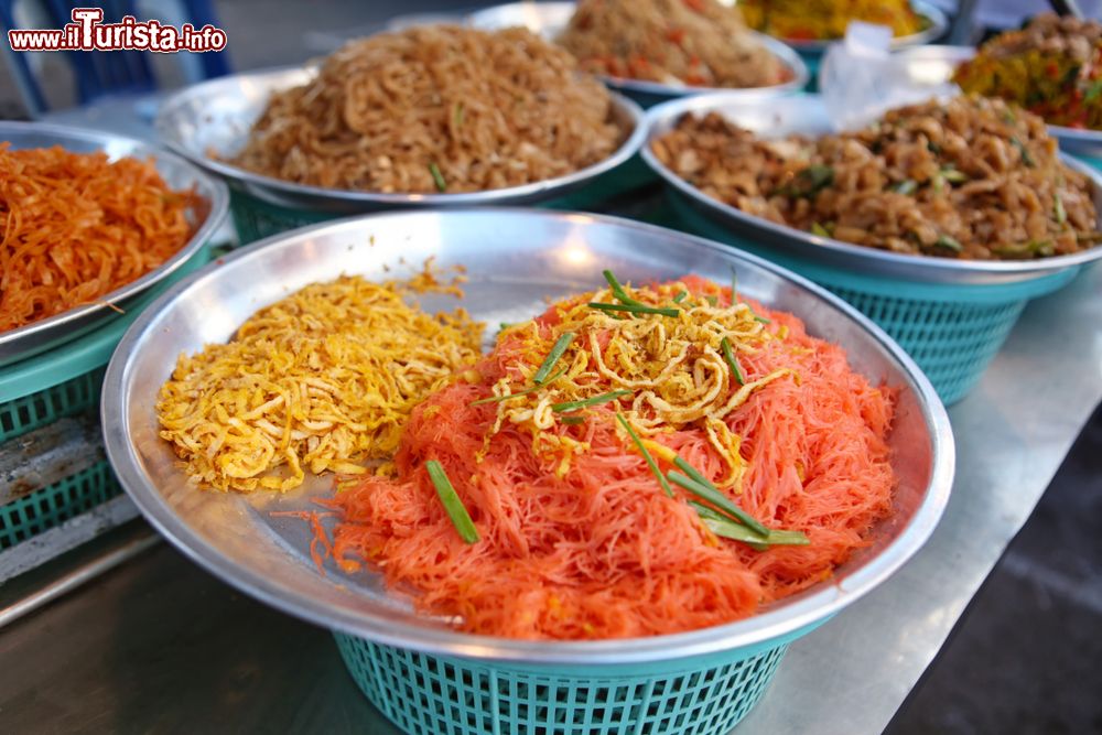 Immagine Noodle alle uova in uno street food al mercato di Phantip a Koh Pha Ngan, Thailandia. Il Pad Thai è un tipico piatto della cucina locale a base di pasta di riso saltata in padella con alimenti vari fra cui uova, salsa di pesce, pollo, gamberi, peperoncino e germogli di soia.