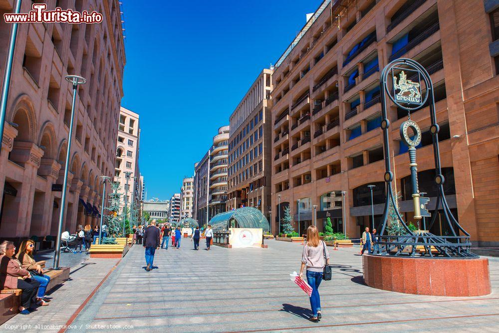Immagine Northern Avenue, la strada pedonale dedicata allo shopping nel centro cittadino di Yerevan, Armenia - © alionabirukova / Shutterstock.com