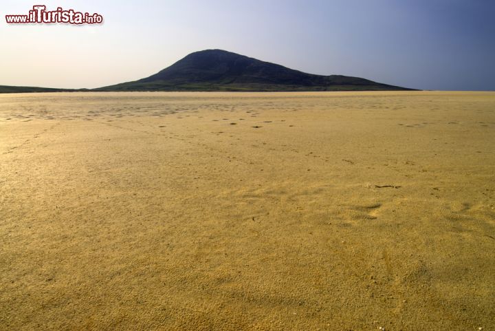 Immagine Northton Scarista Beach e Toe Head a Lewis and Harris, Scozia - Un'incantevole vista della lunga spiaggia di Scarista Beach con il profilo di Toe Head sullo sfondo: è solo uno dei paesaggi mozzafiato che si possono ammirare in questo territorio della Scozia © 145363126 / Shutterstock.com