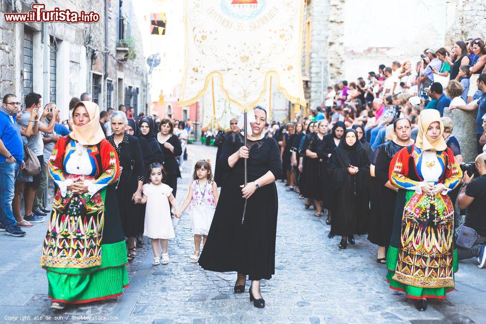 Immagine Nostra sennora de Mesaustu la festa dell'Assunzione di Maria ad Orgosolo - © ale de sun / Shutterstock.com