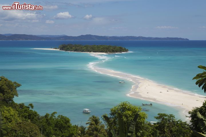 Immagine La lingua di sabbia che congiunge le due isole di Nosy Iranja (Madagascar) misura 1,2 km e affiora solo con la bassa marea - foto © Jordi Prat Puig / Shutterstock