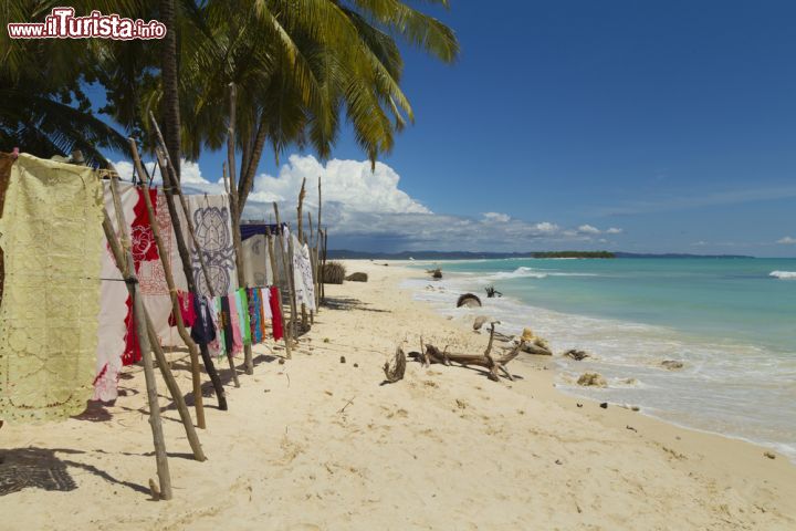 Immagine Teli esposti al sole sull'isola di Nosy Iranja, una delle più belle mete turistiche del Madagascar - foto © Jordi Prat Puig / Shutterstock