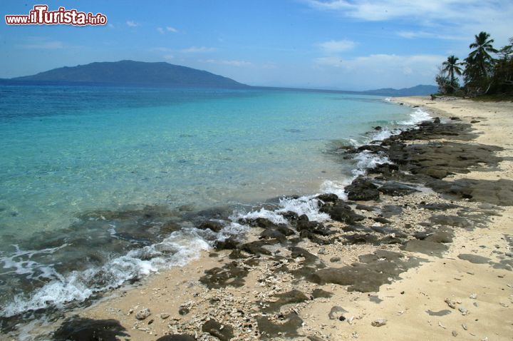 Immagine L'isola di Nosy Komba vista dalla vicina Nosy Tanikely. Entrambe fano parte dell'arcipelago di Nosy Be, nel nord-ovest del Madagascar - foto © Jiri Balek / Shutterstock.com