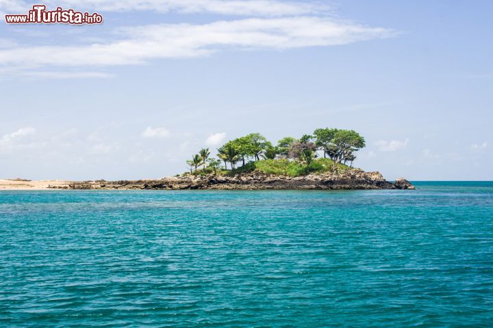 Immagine Uno scorcio dell'isola di Nosy Komba, un paradiso tropicale nel nord-ovest del Madagascar - foto © Pierre-Yves Babelon / Shutterstock.com