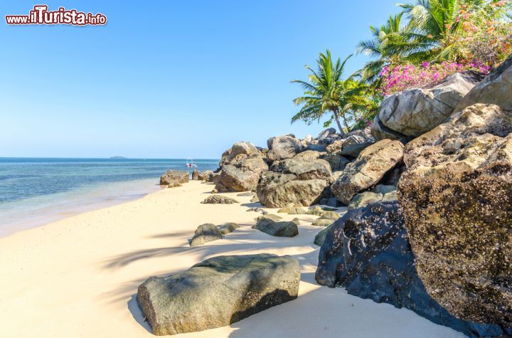 Immagine Rocce sulla spiaggia di Nosy Komba, uno dei gioielli dell'arcipelago di Nosy Be (Madagascar) - foto © lenisecalleja.photography / Shutterstock.com