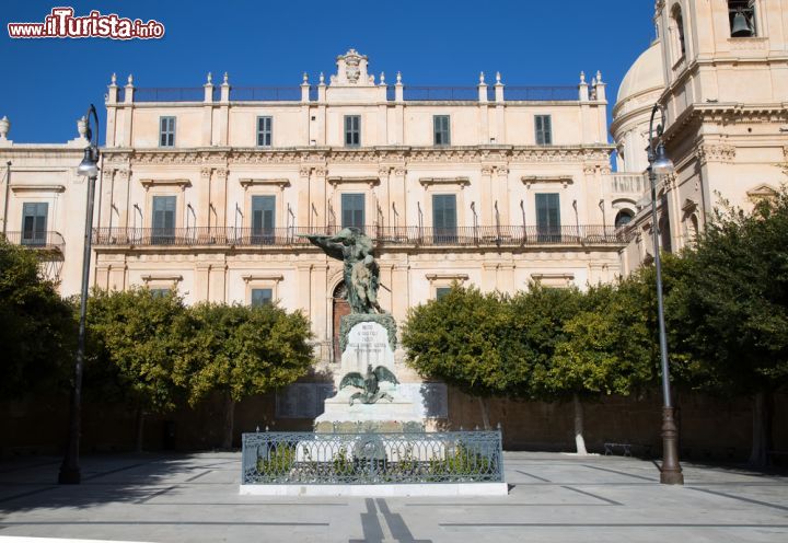 Immagine Noto barocca, la perla della Sicilia - situata nella punta sud della Sicilia, la splendida cittadina di Noto è conosciuta come "la città barocca", massima espressione del barocco siciliano, insieme a Siracusa e Modica. Camminando per il centro storica di questa suggestiva località, si respira un'aria meravigliosamente decadente, data dal fasto e dall'imponenza dei palazzi e delle statue.  - © Wead / Shutterstock.com