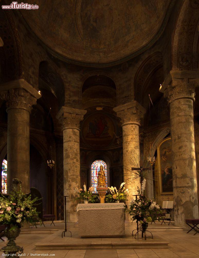 Immagine Notre Dame la Grande a Poitiers (Francia): altare con statua della Vergine Maria con il Bambino - © DyziO / Shutterstock.com