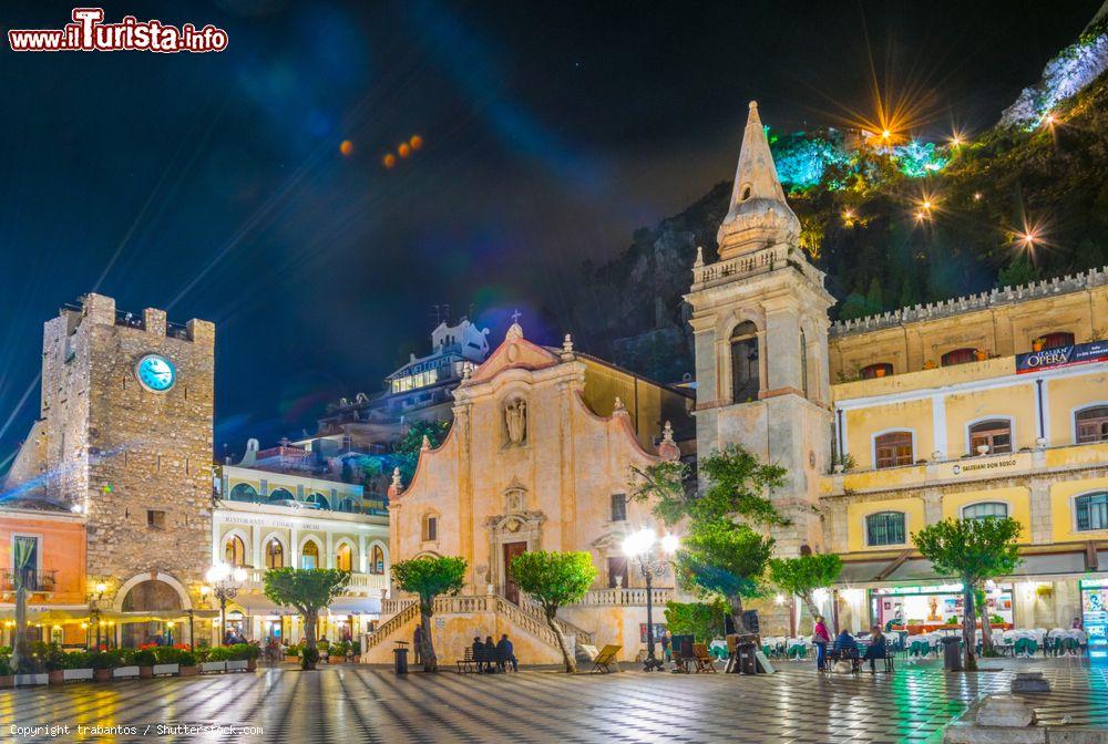 Immagine Notte a Taormina nella centralissima Piazza IX aprile la terazza panoramica della città - © trabantos / Shutterstock.com
