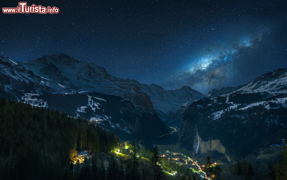 Immagine Notte stellata con VIa Lattea sulla Lauterbrunnental la valle nele Alpi Svizzere ai piedi dello Jungfrau