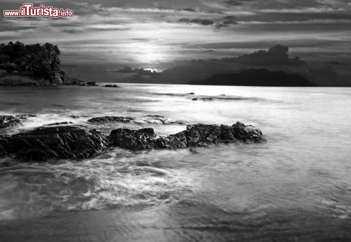 Immagine Notte tropicale sull'Oceano Indiano con l'isola di Silhouette al tramonto, Seychelles (Africa). Una suggestiva immagine in bianco e nero - © SueC / Shutterstock.com