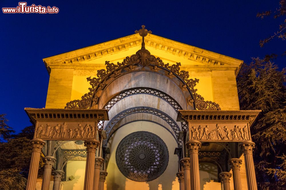 Immagine Notturno alla Chiesa di San Leopoldo a Follonica, costa della Toscana