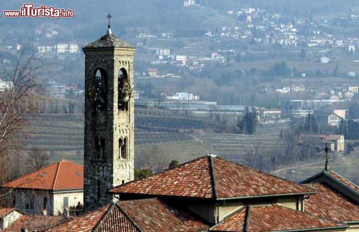 Immagine Novazzano, Svizzera: panorama della chiesa principale e dell suo campanile romanico - © Comune di Novazzano