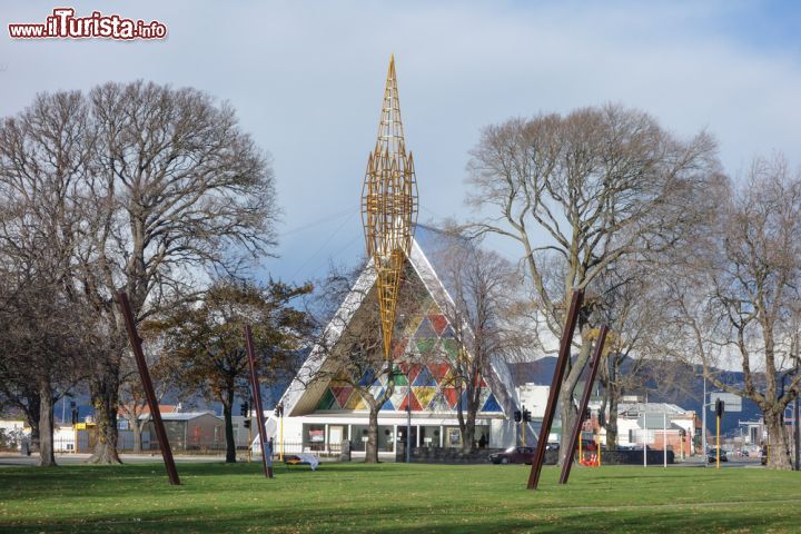 Immagine La nuova cattedrale di Christchurch, nota come Transitional Cathedral, è stata progettata dall'architetto giapponese Shigeru Ban diventato famoso soprattutto per la realizzazione di tensostrutture con materiali economici come cartone e bamboo. Realizzata e inaugurata nel 2013, la nuova chiesa della città è costruita interamente in cartone: l'edificio religioso è collocato su una base di cemento armato, ha forma triangolare ed è alto 25 metri. La facciata principale è a forma di A mentre i lati inclinati sono fatti di tubi di cartone compresso di 60 centimetri di diametro mentre il tetto è di policarbonato ed è sostenuto da otto container da spedizione in acciaio. Questa struttura, moderna rivisitazione della cattedrale gotica distrutta dal sisma, è resistente ai frequenti movimenti sismici e ecosostenibile - © 295296125 / Shutterstock.com