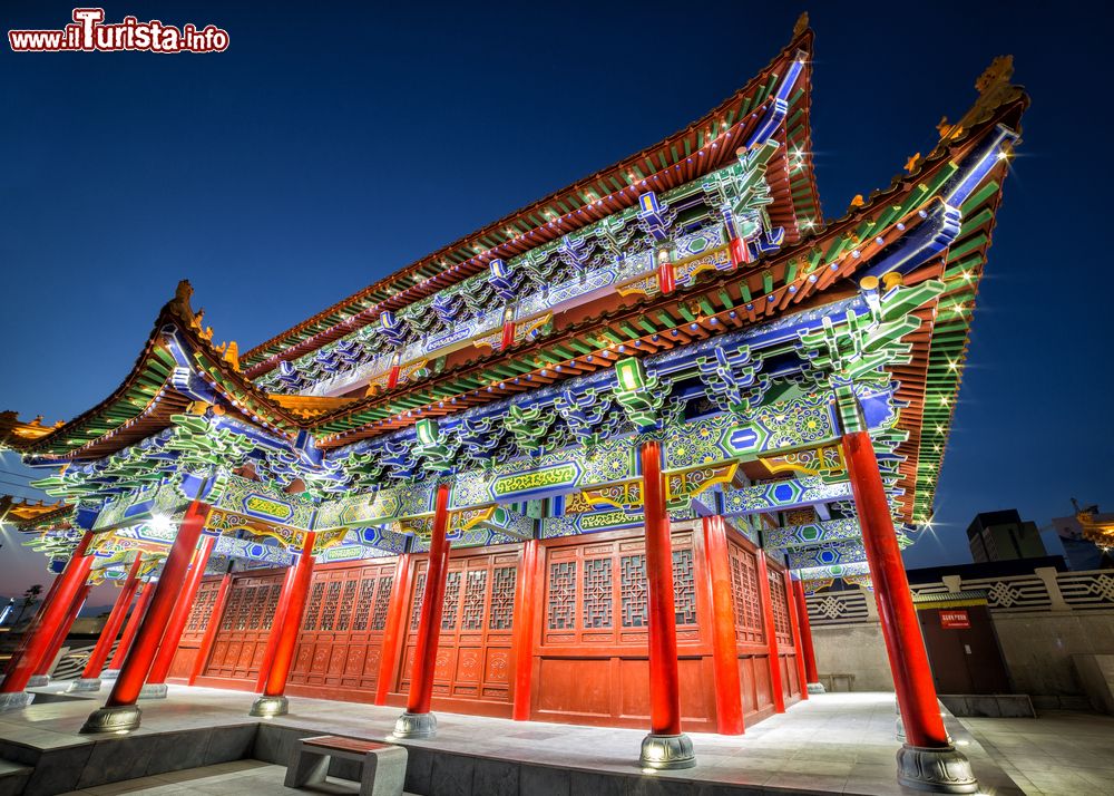 Immagine Una nuova pagoda costruita nell'area centrale di Yinchuan, provincia di Ningxia, fotografata di notte con i suoi colori e le luci variopinte.