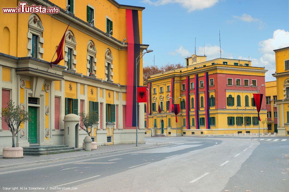 Immagine Nuovi palazzi dalle facciate colorate nella centrale piazza Skanderbeg a Tirana (Albania). Le bandiere vengono issate in eventi speciali come la ricorrenza dell'indipendenza - © Alla Simacheva / Shutterstock.com