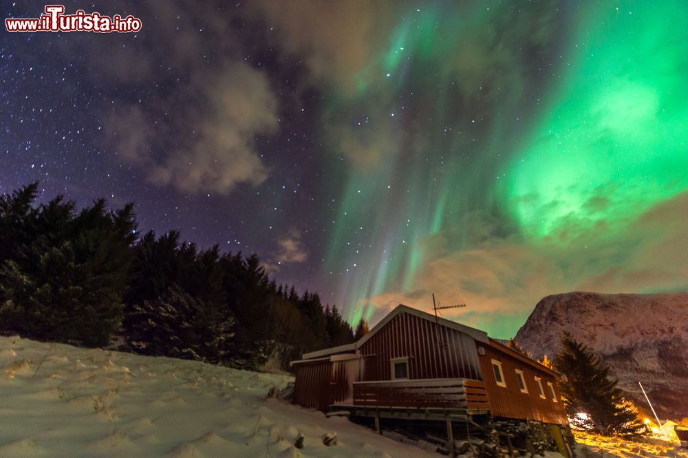 Immagine Per poter ammirare l'aurora boreale è necessario avere un cielo libero dalle nuvole: qui siamo a Tromso in Norvegia