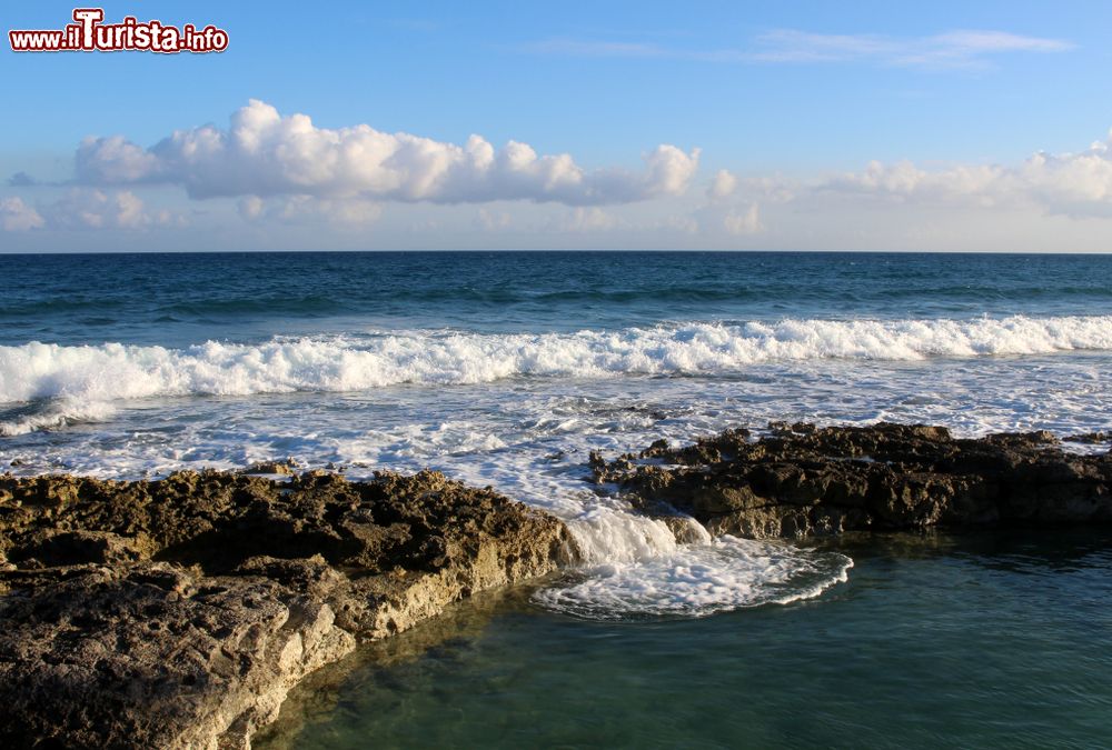 Immagine Nuvole bianche e onde del mare che si increspano a Puerto Aventuras, Messico. Fra dicembre e maggio le acque del mare hanno la temperatura più gradevole per dedicarsi allo snorkeling e alle immersioni.