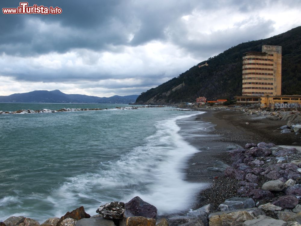 Immagine Nuvole e onde lungo la costa di Chiavari, Liguria.