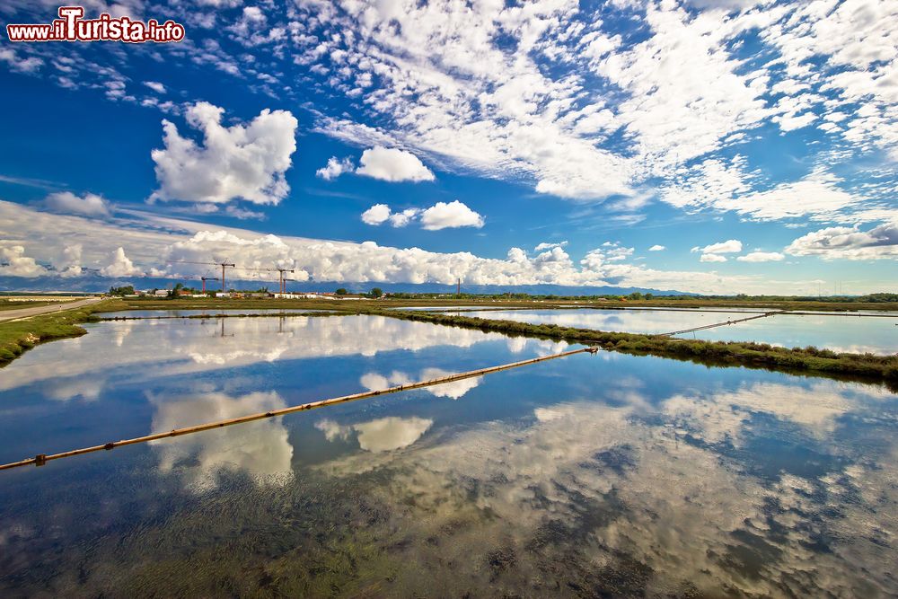 Immagine Nuvole riflesse nelle saline di Nin, Croazia. Le saline di questa cittadina sono fra le pochissime in Europa dove il sale viene raccolto e confezionato in modo tradizionale.