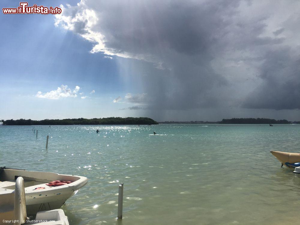 Immagine Nuvole su Boca Chica, Repubblica Dominicana. Le spiagge sono lambite da acque trasparenti e poco profonde - © / Shutterstock.com