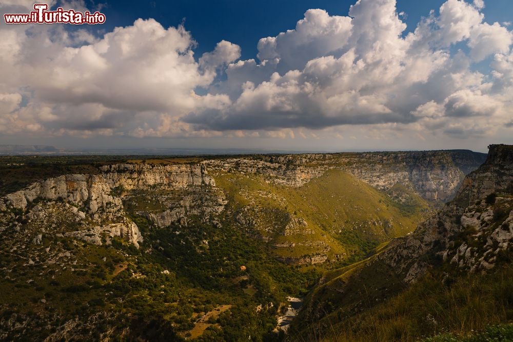 Immagine nuvole su canyon di Cassibile in Sicilia, Riserva di Cavagrande