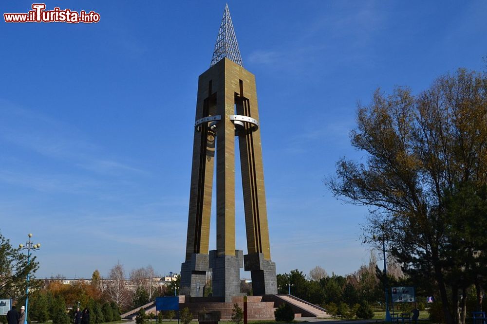 Immagine L'obelisco dedicato agli eroi dell'assedio di Leningrado. Siamo a Bishkek, capitale del Kirghizistan - ©  ITU Pictures CC BY 2.0, Wikipedia