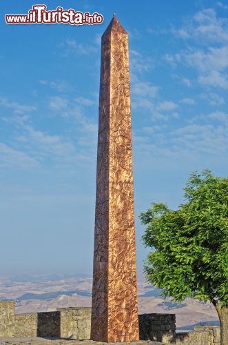 Immagine L'Obelisco di Enna, Sicilia - questo obelisco è situato in uno dei punti più elevati di Enna, precisamente di fianco all'eremo di Monte Salvo e indica il centro geografico della Sicilia insieme alla Stele della Pace, opera di Michele Rocca. Proprio per la sua posizione perfettamente centrale, la città di Enna è soprannominata "Ombelico di Sicilia". - © Angel DiBilio / Shutterstock.com