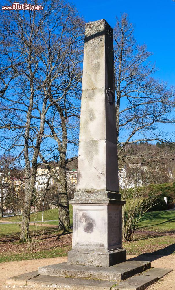 Immagine L'obelisco dedicato al dottor Karl Heidler nella città di Marianske Lazne, Repubblica Ceca - © nikolpetr / Shutterstock.com