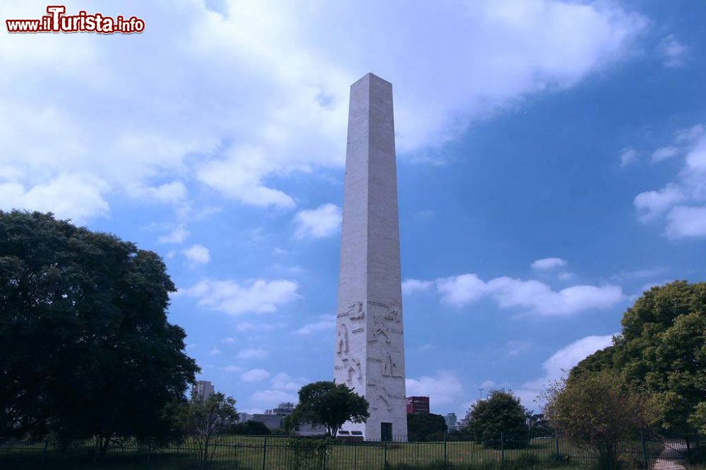 Immagine L'Obelisco do Parque do Ibirapuera ad Amadora, Portogallo - © Tatiane de souza macedo - CC BY-SA 4.0, Wikipedia