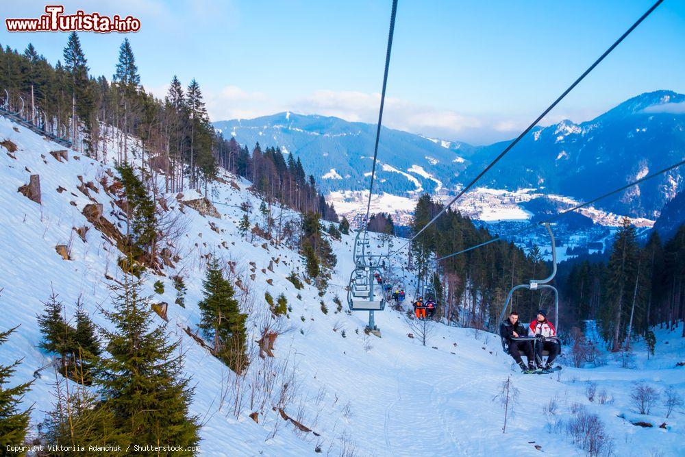 Immagine Oberammergau (Germania): ski lift sulle Alpi bavaresi con i monti sullo sfondo - © Viktoriia Adamchuk / Shutterstock.com