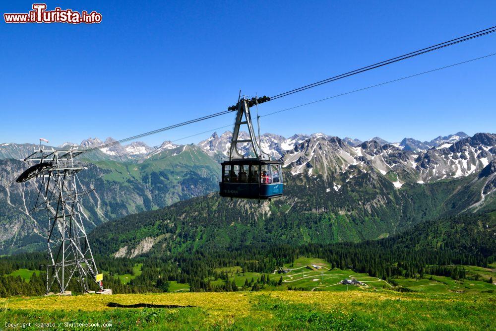 Immagine Oberstdorf, Germania: la funivia di montagna trasporta i visitatori sino a valle - © Kuzmalo / Shutterstock.com