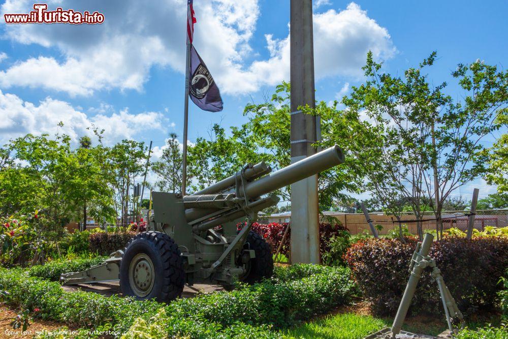 Immagine Un obice M114A2 155 mm con la bandiera Pow Mia al memorial Fletcher Park, Pembroke Pines (Florida) - © Holly Guerrio / Shutterstock.com