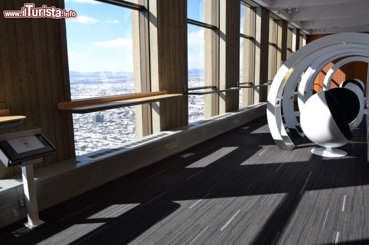 Immagine Observatoire de la Capitale: posto a 221 metri d'altezza, al trentunesimo piano del grattacielo intitolato a Marie-Guyart, è un punt privilegiato per ammirare Quebec City dall'alto con una vista a 360° attraverso le vetrate.