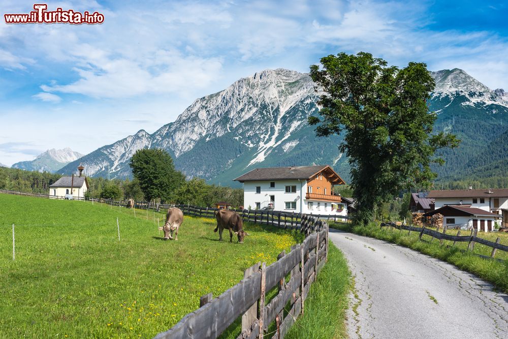 Immagine Obsteig, un grazioso villaggio nel distretto di Imst, Austria. Sorge a 991 metri di altitudine ed è abitato da poco più di 1300 abitanti.