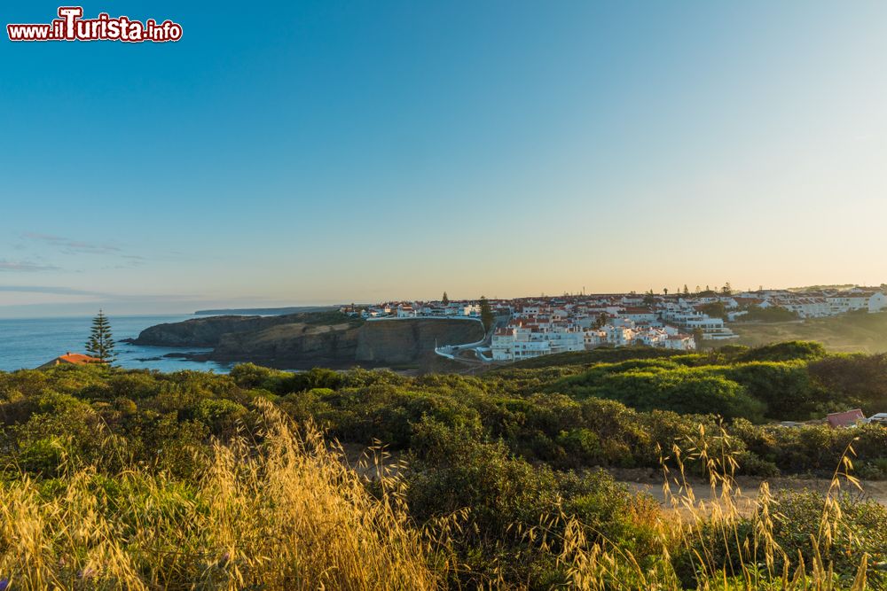 Immagine Odemira, Portogallo, vista da lontano: in questa località il tempo sembra essersi fermato.