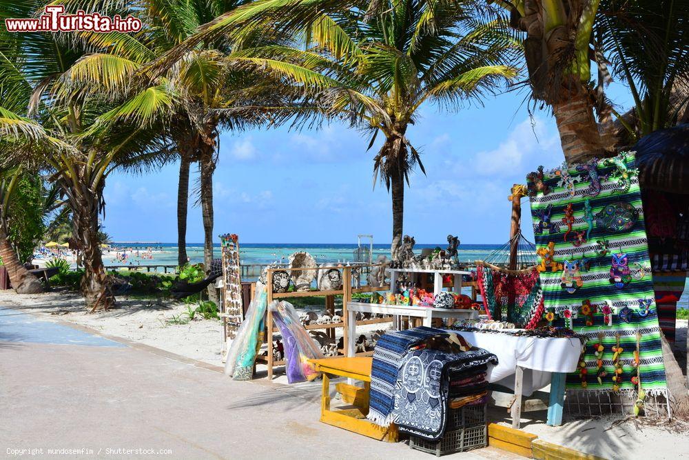 Immagine Oggetti di artigianato fatti a mano di fronte a una spiaggia di Mahahual, Messico - © mundosemfim / Shutterstock.com