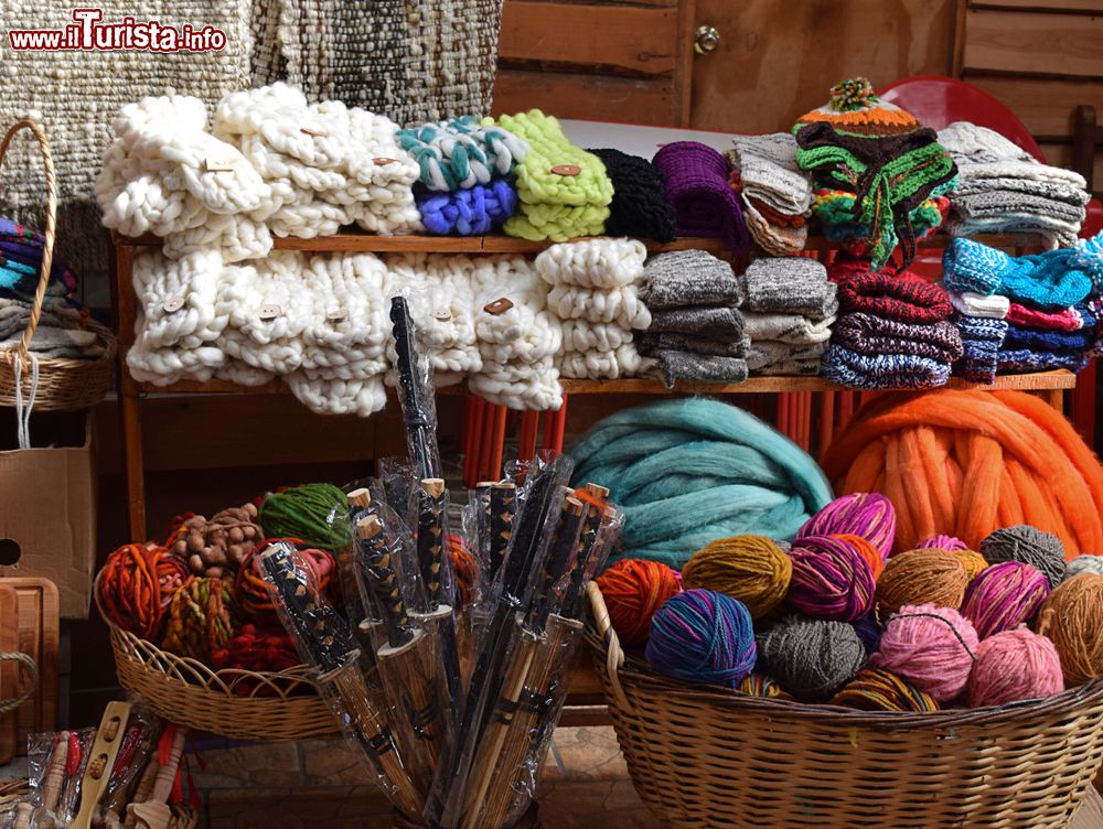 Immagine Oggetti tipici venduti in un mercato di Pucon, Cile: guanti e berretti in calda lana colorata.