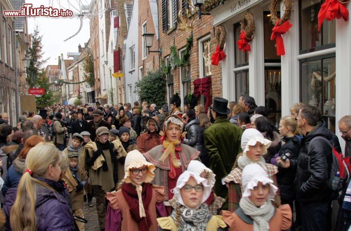 Immagine Oltre 950 personaggi dei libri di Charles Dickens rivivono ogn anno durante il "Dickens Festival" nella città olandese di Deventer - foto © Chantal de Bruijne / Shutterstock.com