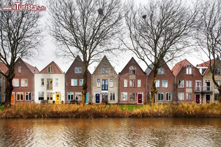 Immagine Le casette colorate di Edam a fianco di un canale della città del Noord Holland - © Ricardo Canino / Shutterstock.com